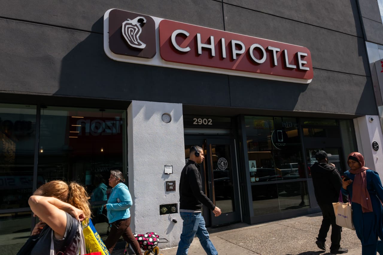 Chipotle expects modestly higher sales this year as drive-thru ‘Chipotlanes’ come to more stores — MarketWatch